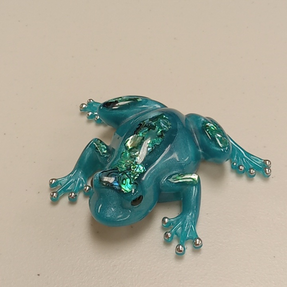 Handcrafted resin frog - Picture 2 of 3